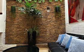 6 Suites Hotel